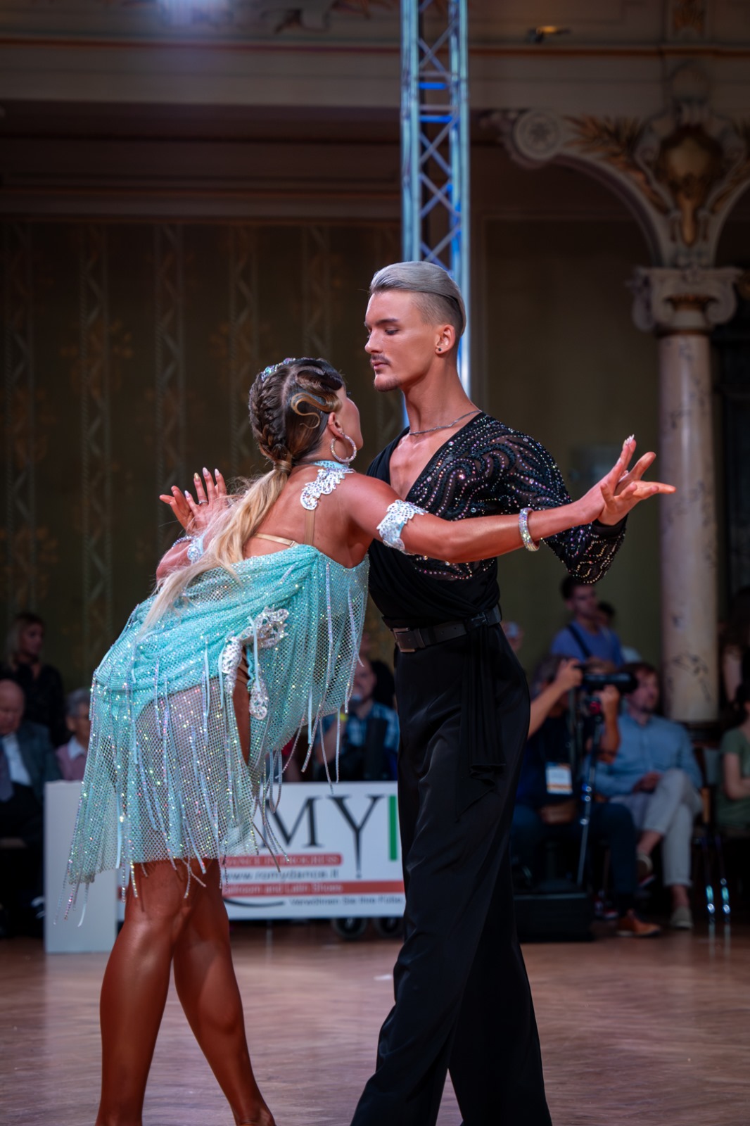 ist Professional Dancer Standard und Latein sowie Trainer C im Standard und Latein. Anja ist mehrfache norddeutsche Meisterin im Amateurtanzsport. Sie trainiert unsere Kinder und Jugendlichen im Latein.